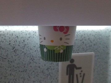 トイレ内の紙コップ